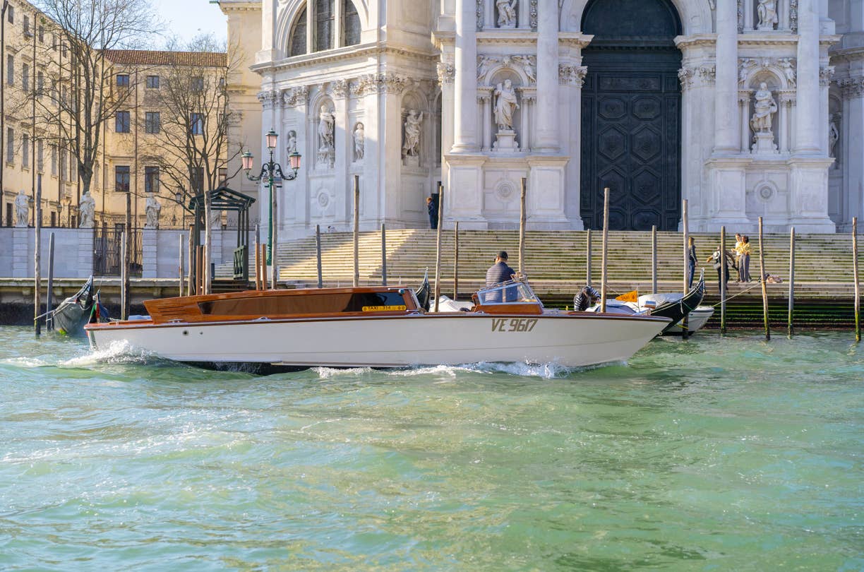 Il nostro taxi acqueo in mezzo al canal grande, indicativamente all'altezza della chiesa della Salute a Venezia.
