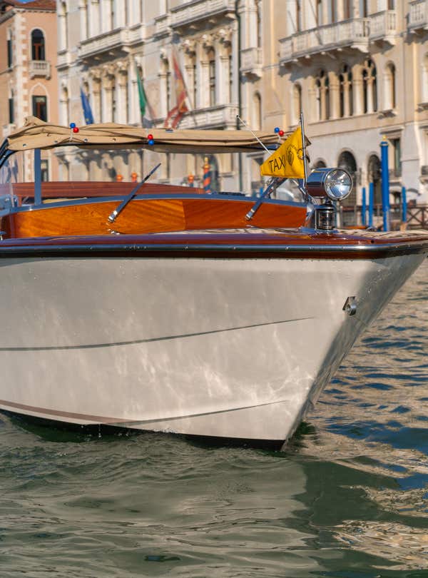 Dettaglio anteriore dell nostro taxi acqueo. Fotografia ripresa in mezzo al canal grande, indicativamente all'altezza della chiesa della Salute a Venezia.