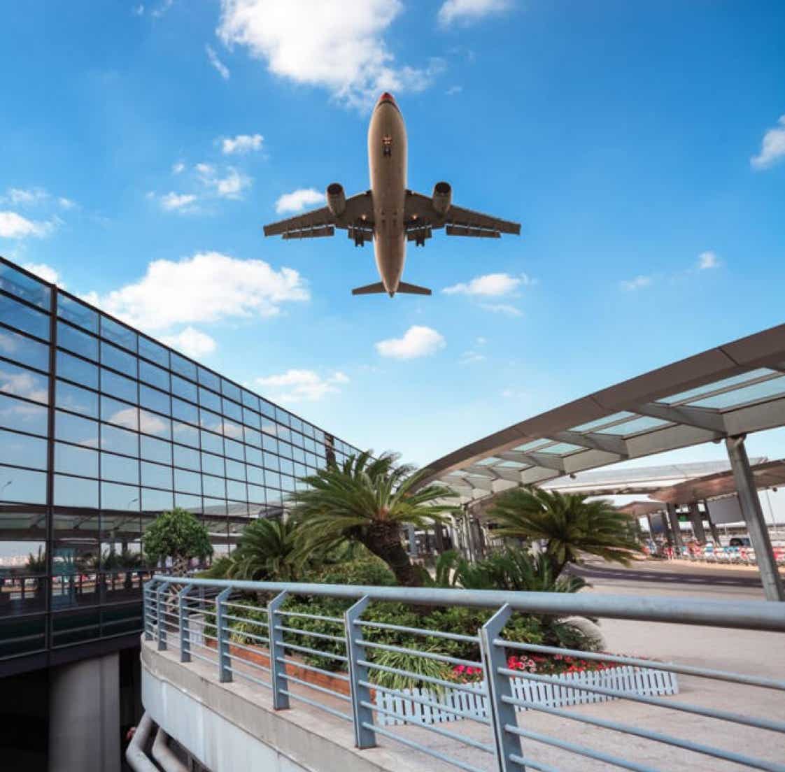 Immagine stock di un aereo in fase di atterraggio all'aeroporto.