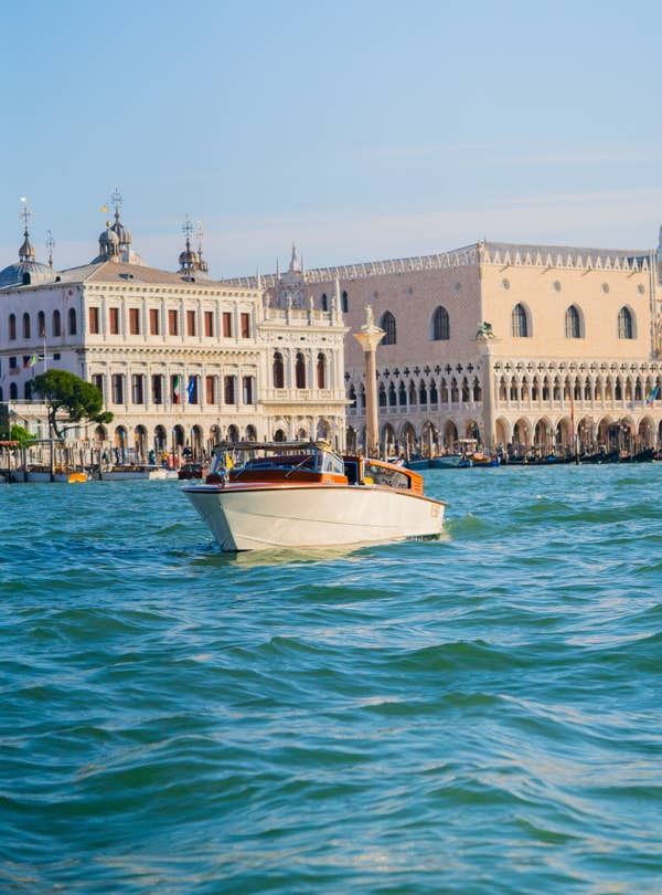 Vista del nostor taxi acqueo in mezzo al canal grande. Sullo sfondo, in lontananza, il palazzo ducale e una delle due colonne con San Teodoro.
