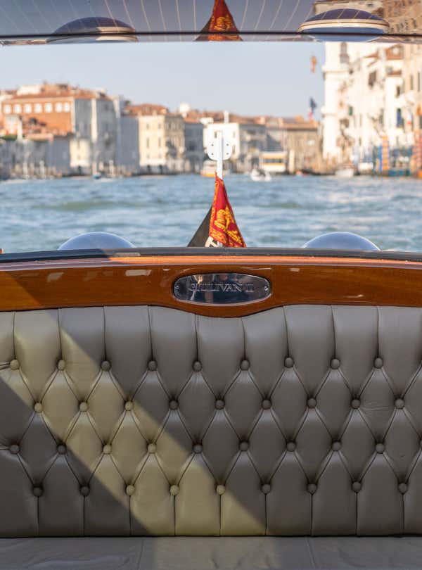 Interno del nostro taxi, con rifiniture eleganti in vero legno e sedili imbottiti per il massimo comfort.