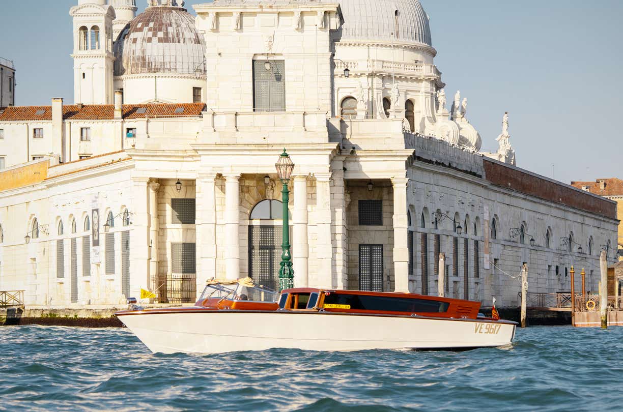 Vista del nostro motoscafo in mezzo al canal grande. Sullo sfondo è possibile vedere punta della dogana. Dietro, la chiesa della Salute.